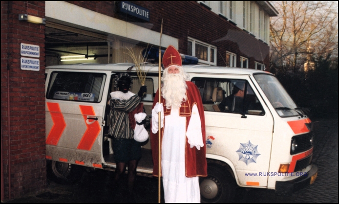 GRP IJsselmuiden 1990 Sinterklaas Bureau Trekvaart vdBerg bw(7V)